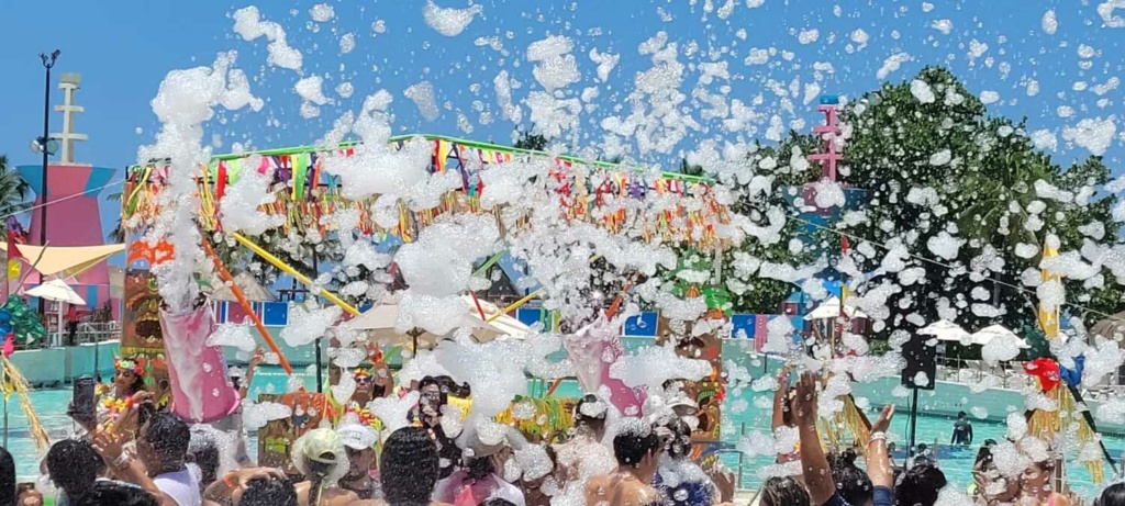 fiesta de espuma en ventura park cancun